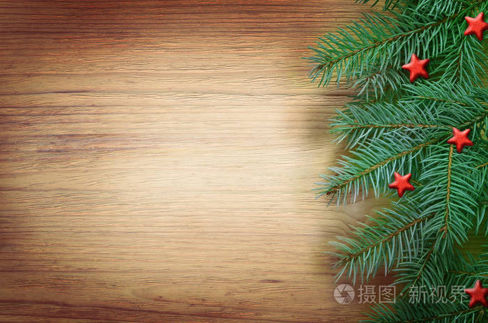 圣诞木背景与杉树和装饰明星。 顶部视图与复制空间您的文本