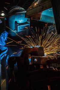 工业钢铁工人在工厂中加速运动图片