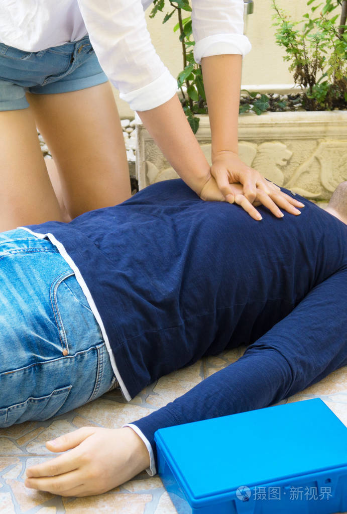 女人对男人做心肺复苏