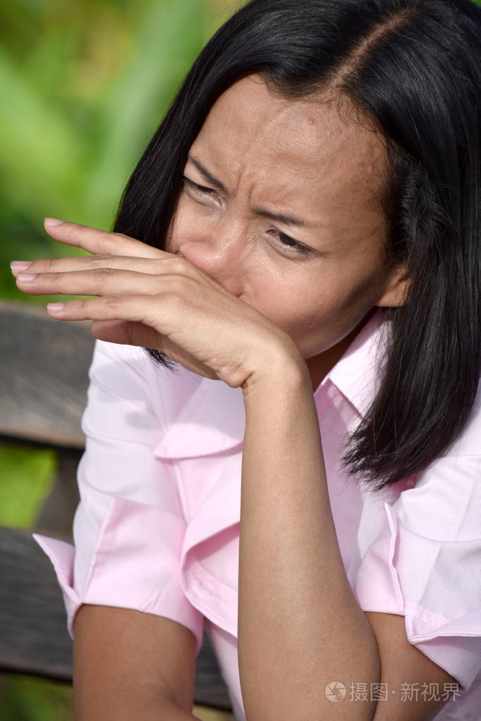 一个哭泣的少数民族妇女