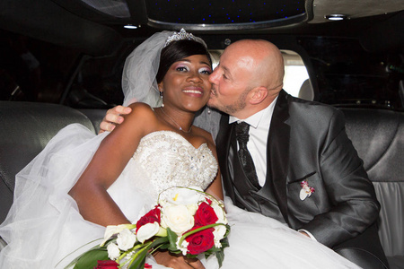 欧美黑人合集快乐的白种人新郎亲吻她迷人的妻子新娘黑人在豪华的婚礼