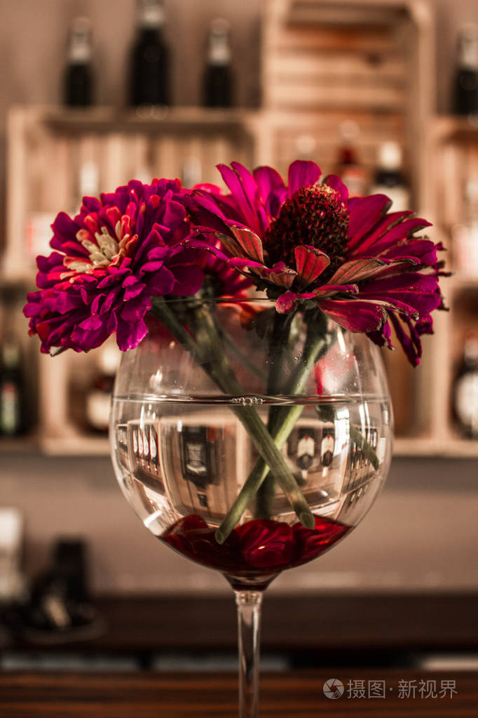 酒吧的玻璃杯里的花美丽的风景