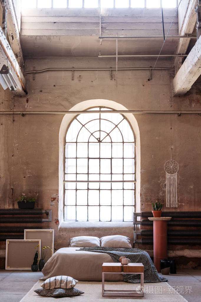 木桌和垫子在床前的地毯在瓦比萨比卧室内部与窗户真实照片