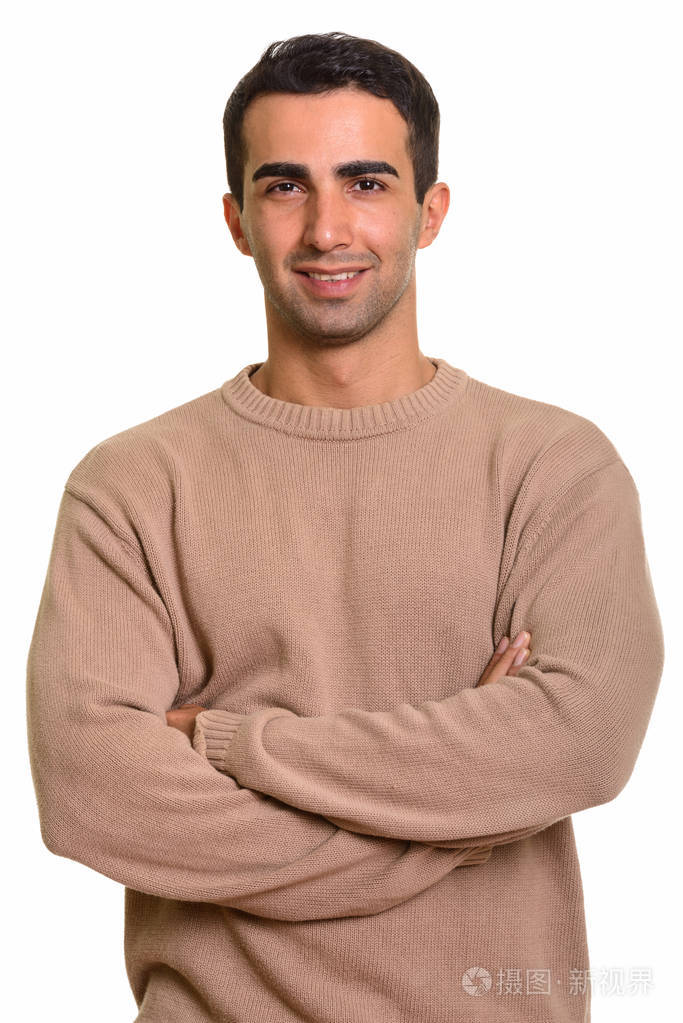 年轻英俊的波斯人的画像微笑与胳膊横渡