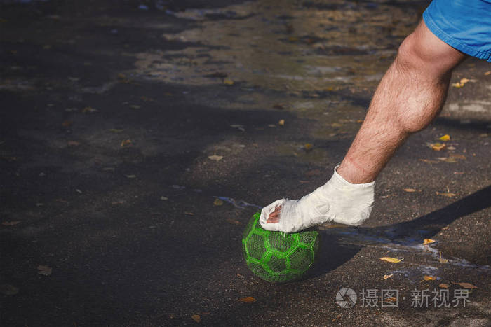 足球运动员摔断了腿.照片-正版商用图片1slk3m-摄图新视界