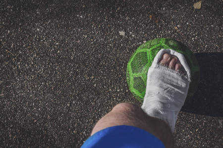 足球运动员摔断了腿.照片