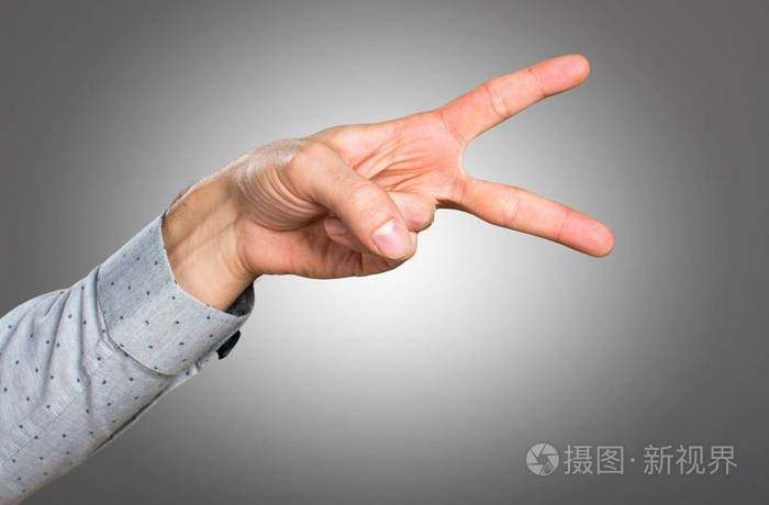 做剪刀手势的人的手