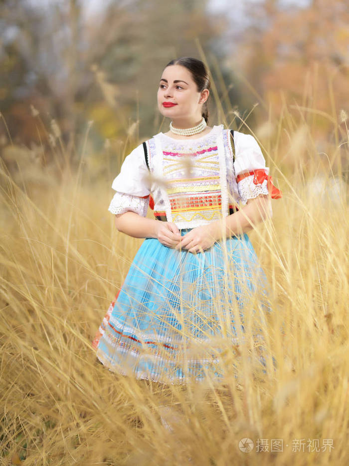 穿着传统服装的年轻美丽的斯洛伐克女人