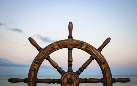 旧的老式木制舵轮海底照片