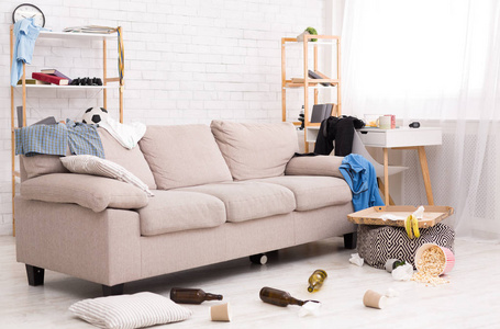 聚会结束后房间里的混乱和混乱照片