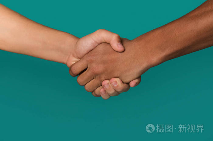 非洲裔美国人和高加索青少年手握手