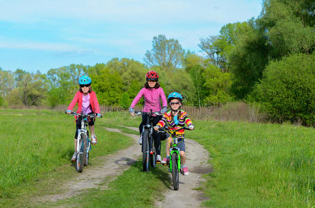 周期 夏天 骑自行车 起源 微笑 乡村 小孩 头盔 家庭