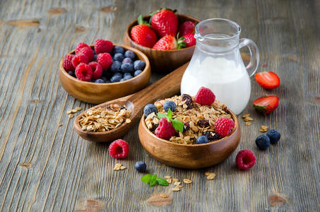 新鲜健康的早餐，有格兰诺拉和浆果，木制背景