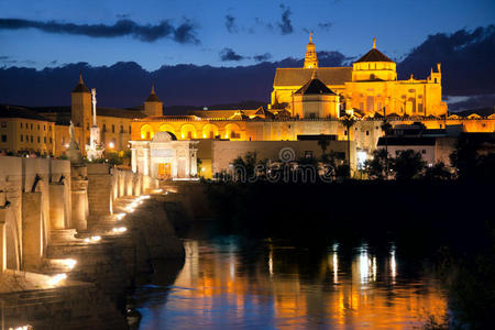 晚上的罗马桥和清真寺梅兹基塔，西班牙，欧洲