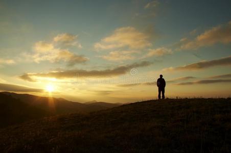 夕阳下的男人剪影