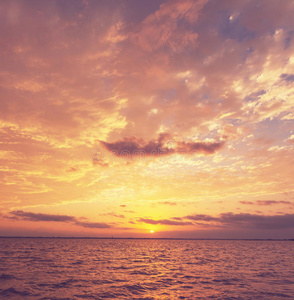 海上日出日落在波罗的海美丽的日出和海浪在海上日落在波罗的海美丽的