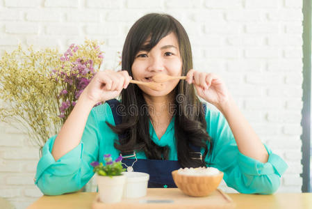 日落 白种人 椰子 美丽的 女孩 假日 喜欢 享受 乐趣