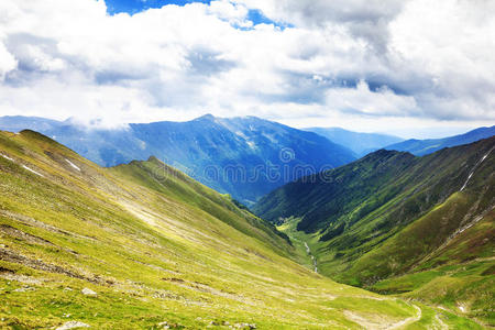 法加拉山脉美丽的夏季景观