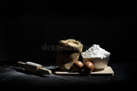 面包配料面粉鸡蛋和木制擀面杖