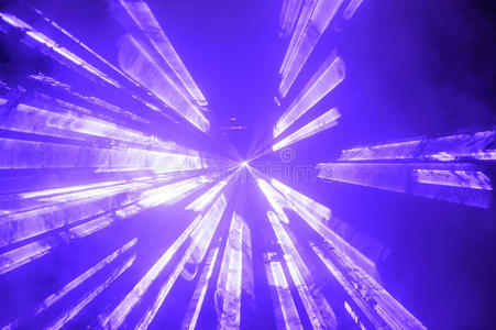 明亮的蓝色聚光灯或闪光灯照片