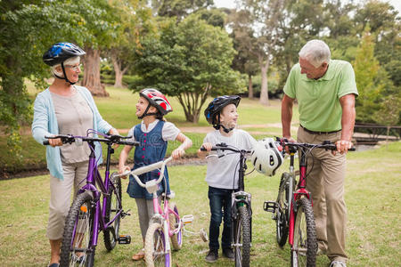 孙子 年代 自行车 头盔 家庭 乡村 祖父 白种人 锻炼