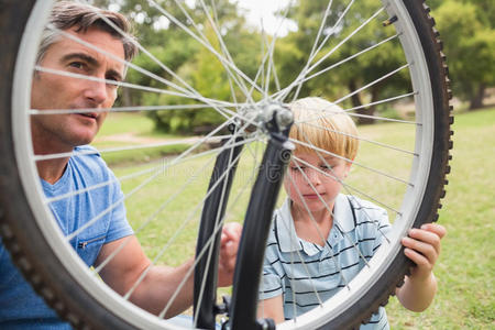 父亲和儿子修自行车