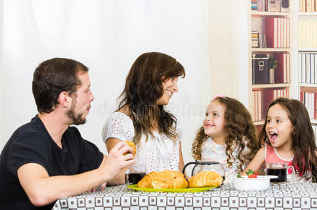 美丽的年轻幸福的家庭吃饭