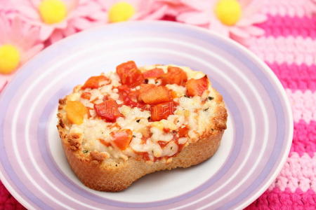 带西红柿和奶酪的面包