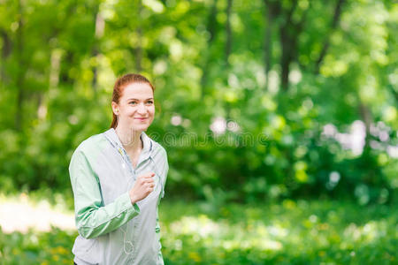 适合运动的女人在公园慢跑