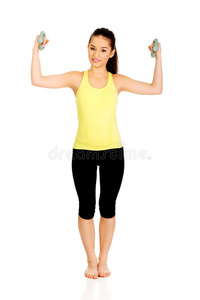 持重物的活跃女性。
