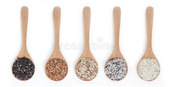 五颜六色的有机大米在木勺上
