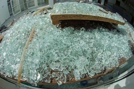 装甲的玻璃碎片的特写图片