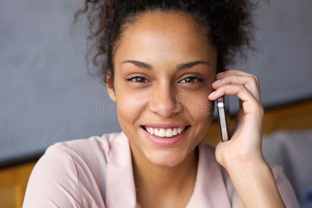 微笑的年轻女子在打手机