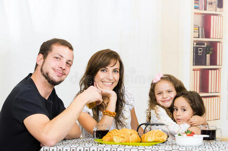 美丽的年轻幸福的家庭吃饭