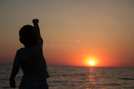 休息 天空 童年 站立 指向 太阳 家庭 夏天 放松 生活