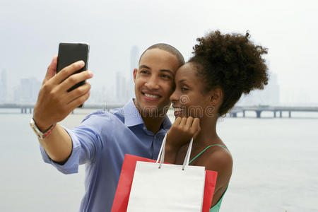 非裔美国人夫妇用手机自拍购物