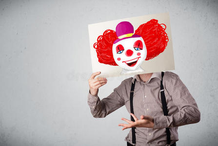 一个商人拿着一张纸板，上面有一个小丑