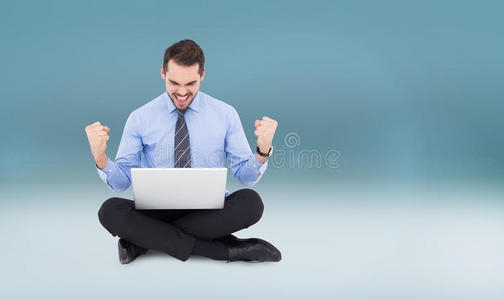 商人坐在笔记本电脑上欢呼的综合形象