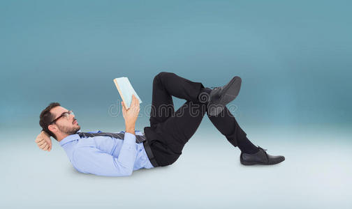 商人躺在地板上看书的综合形象