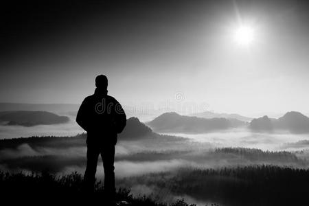 人站在国家公园萨克森瑞士砂岩岩石的顶峰上观看照片