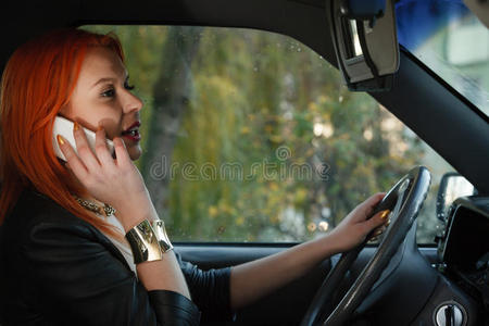 开车时打手机的女孩。