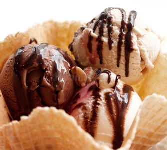 白色背景的晶片碗中的巧克力冰淇淋
