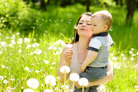 男孩 家庭 自然 可爱的 复制 幸福 快乐 拥抱 公园 婴儿