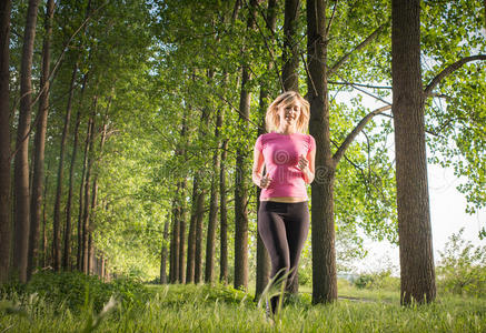 健身 夏天 金发女郎 跑步者 慢跑 运行 健康 慢跑者 乐趣