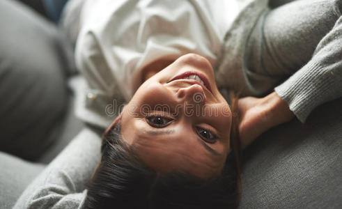 黑发 放松 女人 在室内 开衫 缓解 休息 休息室 白种人