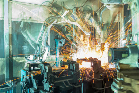 汽车制造厂的机器人焊接