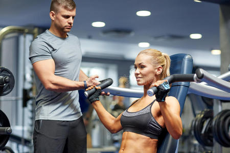 教练 武器 锻炼 身体 健美 健身 权力 在室内 健身房