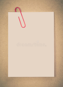 空白纸条和金属夹子照片