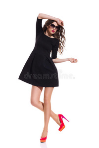 穿着黑色迷你裙和红色高跟鞋的时尚模特