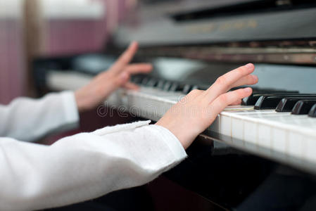 儿童弹钢琴图片